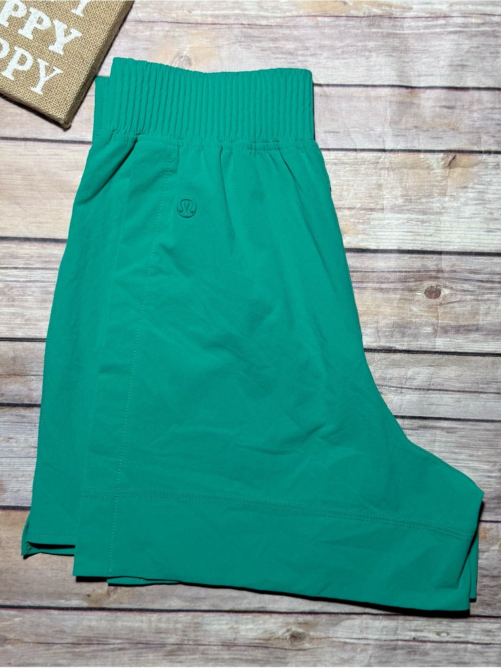 Lululemon Stretch Woven
Relaxed-Fit HR Short size XS Kelly Green